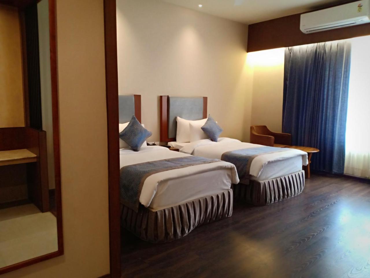 Pipul Padmaja Premium Hotel Bhubaneswar Exterior photo